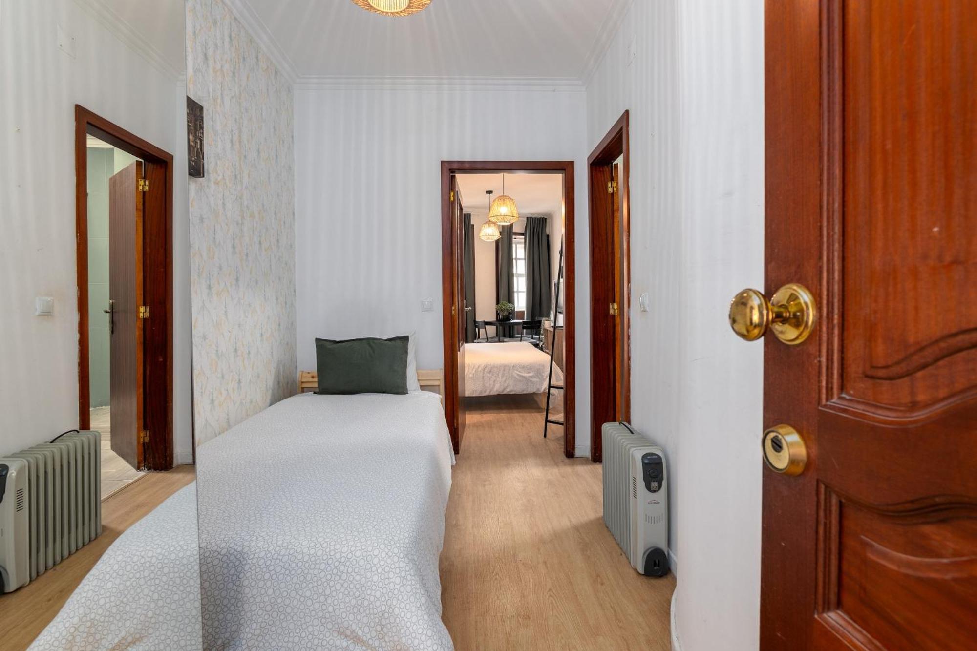 Renovated Feb25 Clerigos Cozy Balcony With Self Check In Apartman Porto Kültér fotó